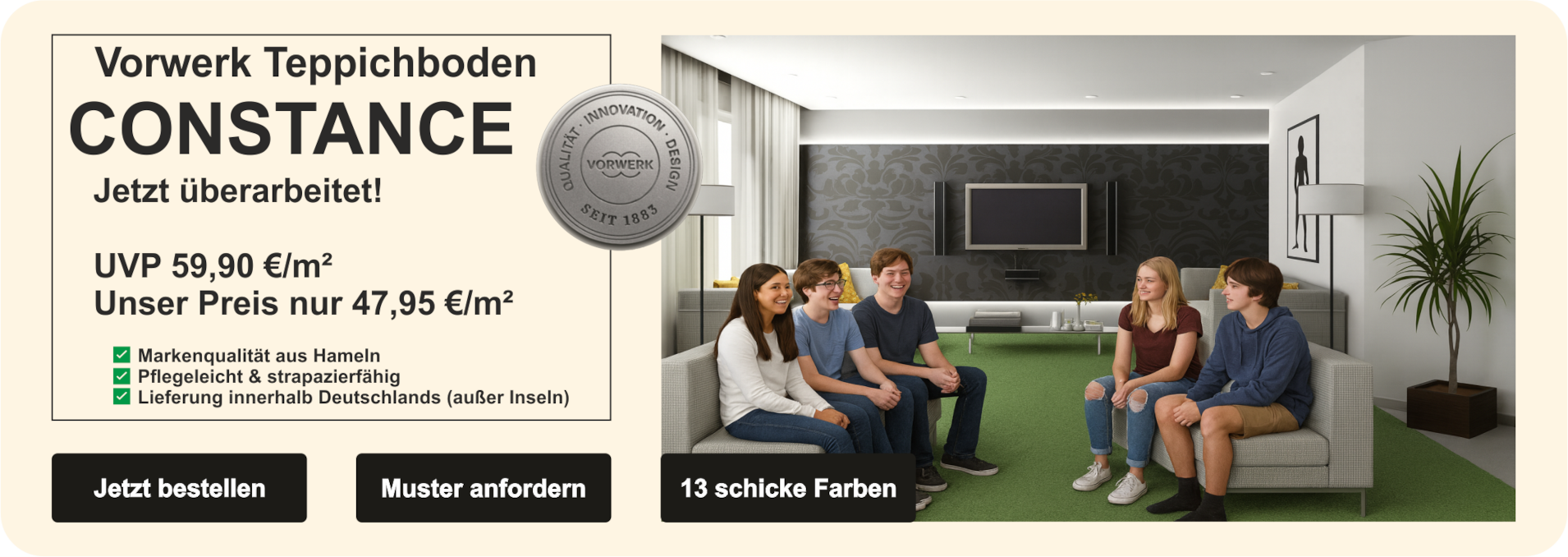 Teenager sitzen entspannt auf zwei Sofas in einem modernen Wohnzimmer mit grünem Teppichboden und stilvoller Einrichtung.